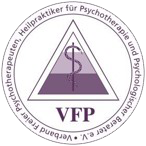 Logo des Verbandes freier Psychotherapeuten , ein Äskulapstab in einem lilafarbenen Dreieck von einem Kreis umschlossen.